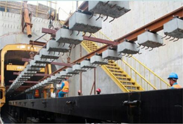 西安地鐵二(er)号線鋪軌所用(yong)公司混凝土軌(gui)枕産品