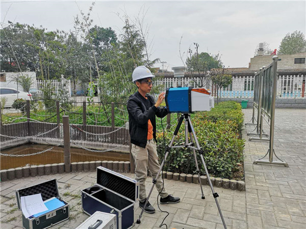 陝西省現(xiàn)代建築設計(jì)研究院的技(ji)術人員進行(háng)空氣現狀監(jian)測