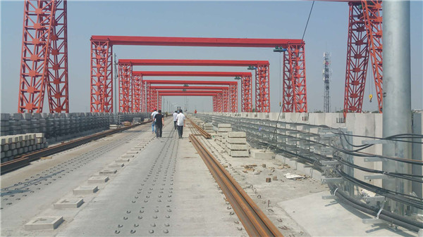 2025年12月西(xi)安北至機場城(chéng)際鐵路鋪設軌(gui)枕現場