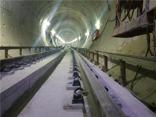 西(xī)安地鐵4号線地(di)下隧道鋪軌使(shǐ)用的公司軌枕(zhěn)